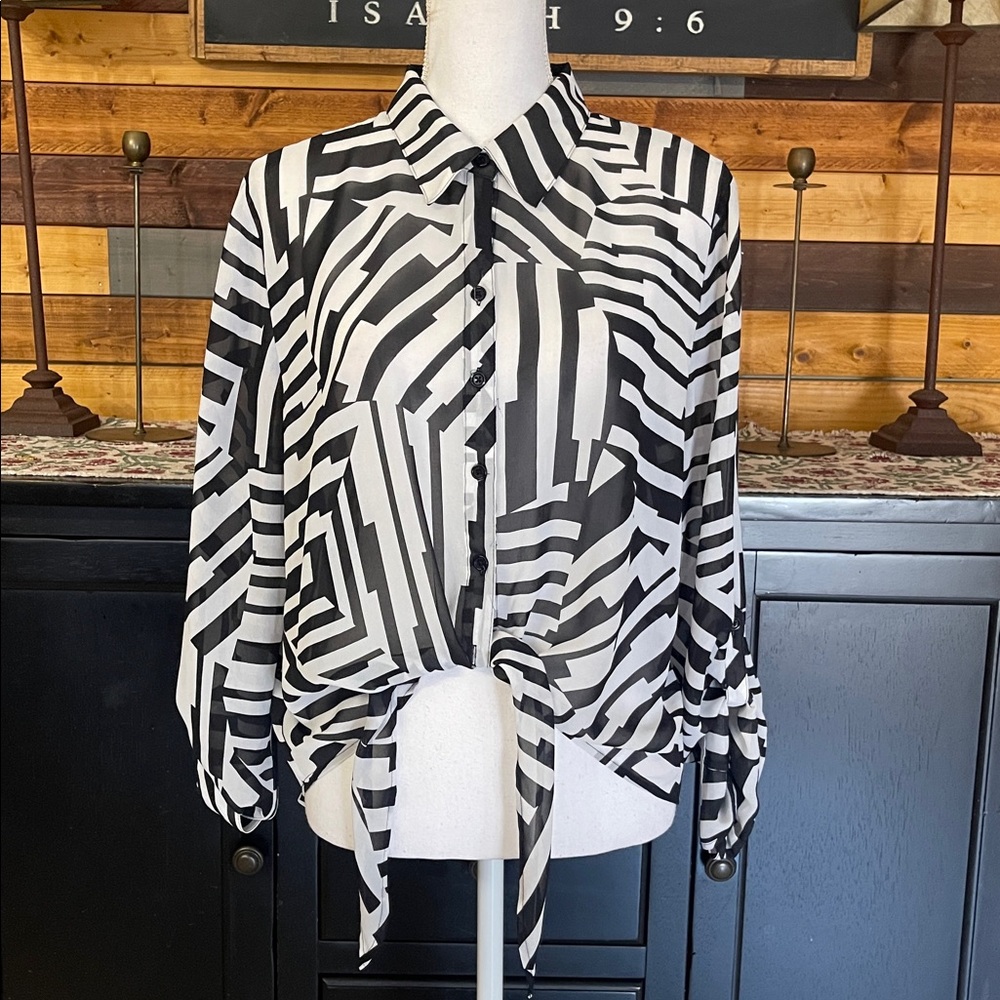 Chico's Black & White Geometric Button-Front Tie-Hem Shirt